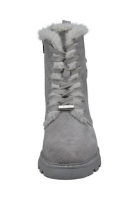 Graue Wildleder-Stiefelette mit Kunstfellbesatz, ausgestattet mit einer Schnürung und einem metallischen Akzent an der Oberseite. Strukturierte Sohle für besseren Halt.