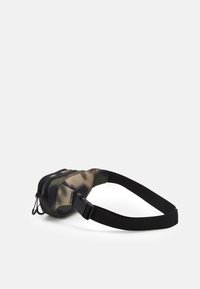 Riñonera de camuflaje hecha de nylon, con cierre de cremallera, correa ajustable y una textura suave y mate. Diseño compacto con forma redondeada.