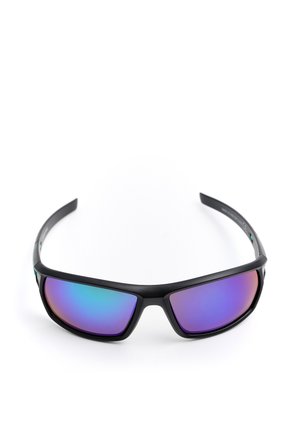 Czarne sportowe okulary przeciwsłoneczne z oprawką obejmującą i refleksyjnymi niebiesko-fioletowymi soczewkami na białym tle.