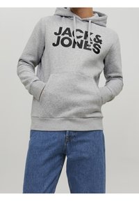 Šedá mikina s kapucí z bavlněné směsi, s přední klokánkovou kapsou, šňůrkou na kapuci a černým logem "JACK & JONES" na hrudi.