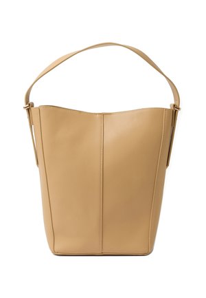 Tan leren bucketbag met enkele brede schouderband en centrale verticale naaddetails, rechtopstaand op een witte achtergrond.