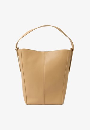 Bolso tipo saco de cuero tostado con una sola correa ancha para el hombro y detalle de costura vertical central, colocado en posición vertical sobre fondo blanco.