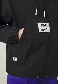 Nike Performance NBA BROOKLYN NETS ANORAK - Vereinsmannschaften - black/white