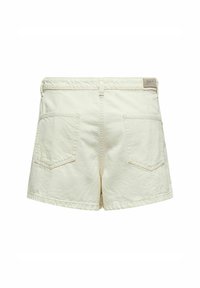 Witte denimshorts met een hoge taille, voorzien van twee achterzakken en gestikte details. De stof heeft een gestructureerde afwerking.