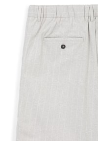 Hellegraue Hose aus strukturiertem Stoff mit Streifenmuster, elastischem Bund und einer Gesäßtasche mit einem braunen Knopfdetail.