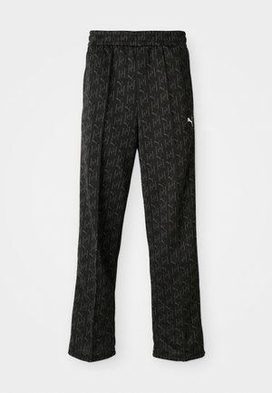 Zwarte sportbroek met een elastische tailleband. Kenmerkt zich door een herhalend logopatroon in donkergrijs en een witte logo-accent nabij de heup.