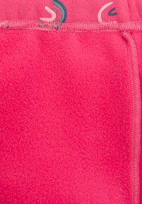 Helles rosa Fleecegewebe mit glatter Textur zeigt eine dekorative obere Schicht mit bunten geschwungenen Linien und Stichen entlang der Nähte.