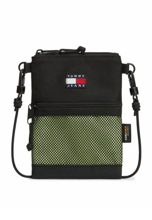 Mała czarna torebka na ramię z zieloną siateczkową kieszenią z przodu, logo Tommy Jeans, wszywką z tkaniny Cordura oraz regulowanym paskiem z klamrami.