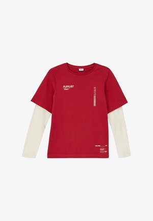 Czerwona koszulka z długimi kremowymi rękawami, z nadrukiem "PLAYLIST" i kodem kreskowym w białym kolorze. Materiał bawełniany, fason z okrągłym dekoltem, luźny krój.