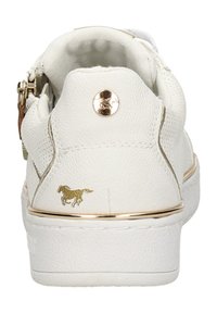 Baskets blanches en cuir texturé, avec des accents dorés et un motif de cheval doré sur le talon. Elles disposent d'une semelle robuste et d'une fermeture éclaire.