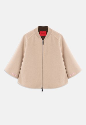 Veste en mélange de laine beige avec fermeture éclair à l'avant, manches raglan et ourlet arrondi. Présente une doublure intérieure marron et un accent rose subtil sur la manche.