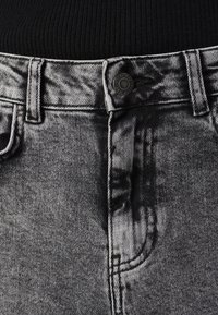 Γκρι τζιν παντελόνι με ψηλή μέση, εμφανή ραφή, μεταλλικό κούμπωμα και μαλακή, υφασμάτινη υφή.