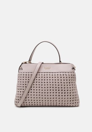 Bolso de mano tejido en gris claro con acentos de cuero suave, un asa superior y una correa ajustable. Presenta un logotipo sutil en el panel frontal.