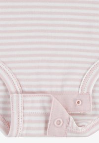 Bodystocking s ruzičastim i bijelim prugama izrađen od mekanog pamučnog materijala, s kopčama na dugmadi i udobnim, zaobljenim rubovima.