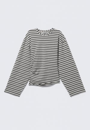 Haut à manches longues à rayures grises, doté d'un col rond et d'un détail torsadé à l'ourlet. Confectionné dans un tissu doux et léger.