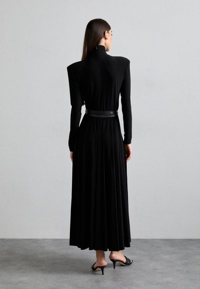 Norma Kamali SHOULDER PAD TURTLE FLARED DRESS TO MIDCALF - Džersejové šaty - black