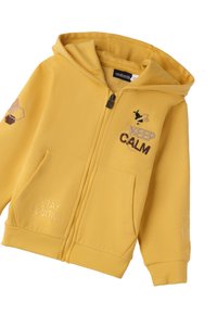 Sudadera amarilla con cremallera y capucha, que presenta las frases bordadas "MANTEN LA CALMA" y "MANTENTE POSITIVO", además de acentos con patrón hexagonal. Tejido suave.