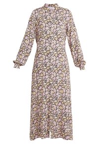 Klänning med långa ärmar i rosa och creme med svarta lövmönster. Har knappslå framtill och draperade muddar. Mjuk, lätt tyg.