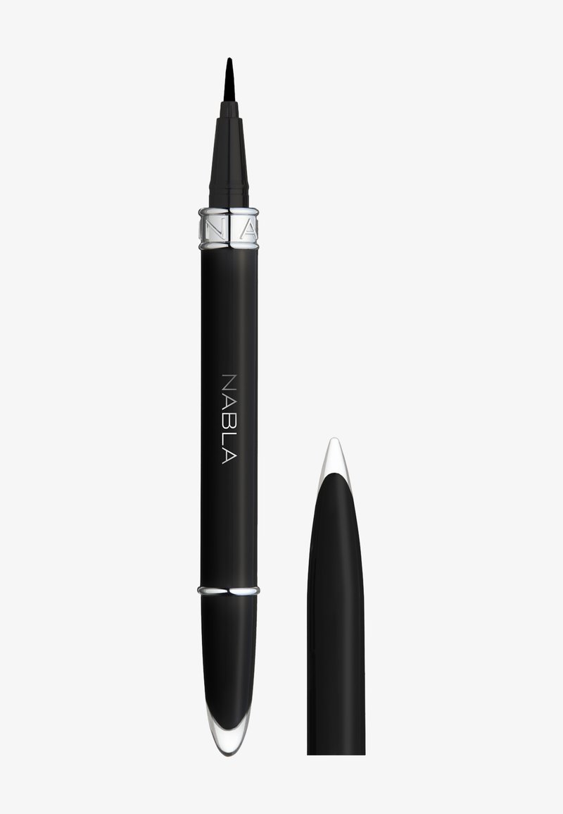 Stylo-feutre noir avec accents argentés et capuchon arrondi. Doté d'une pointe fine pour une application précise. Inscription sur le corps : "NABLA".