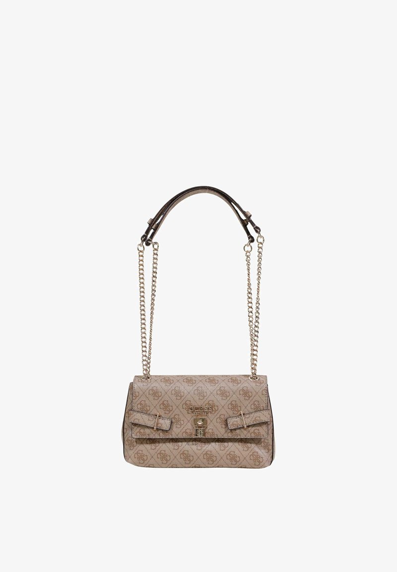 Bolso beige con estampado, con cadenas y correas de cuero, que cuenta con un cierre magnético y dos lazos decorativos en la parte delantera.