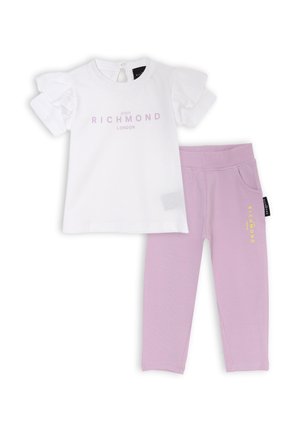 T-shirt bianco in cotone con maniche a sbuffo e testo lilla, abbinato a leggings lilla con tasca e logo stampato in giallo.