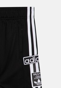 adidas Originals ADI BREAK TEE KIDS UNISEX SET - Shorts - black/white