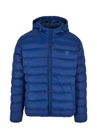 Blå puffjacka med huva, med horisontella quiltade mönster, dragkedjeslutning och justerbara snoddar på huvan.