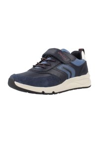 Chaussure de sport bleu marine en cuir et daim, dotée d'une sangle Velcro, d'une semelle texturée et d'accents clairs sur les côtés.