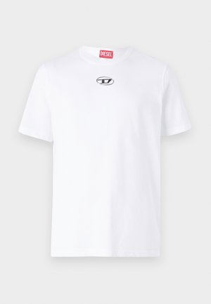 T-shirt Diesel blanc à manches courtes avec un petit logo noir et argenté sur la poitrine et une étiquette rouge Diesel à l'intérieur de l'encolure.