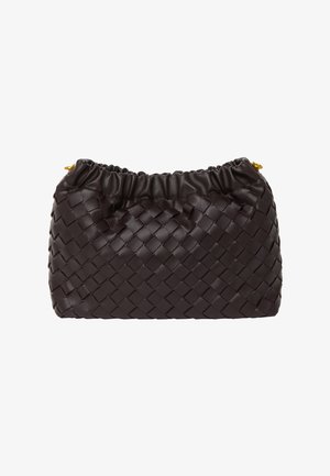 Vævet læderhåndtaske i mørkebrun; blød tekstur med samlet top og guld hardware detaljer; rektangulær form med en afslappet silhuet.