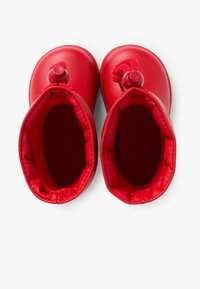 Bottes waterproof rouges avec un extérieur lisse, un intérieur rembourré doux, un bout rond et un détail de bouton décoratif à l'avant.