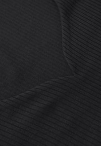 Schwarzer Textilstoff mit horizontalem Rippenmuster und einer glatten Sektion. Das Material wirkt weich und leicht, wodurch subtile Designdetails hervorgehoben werden.