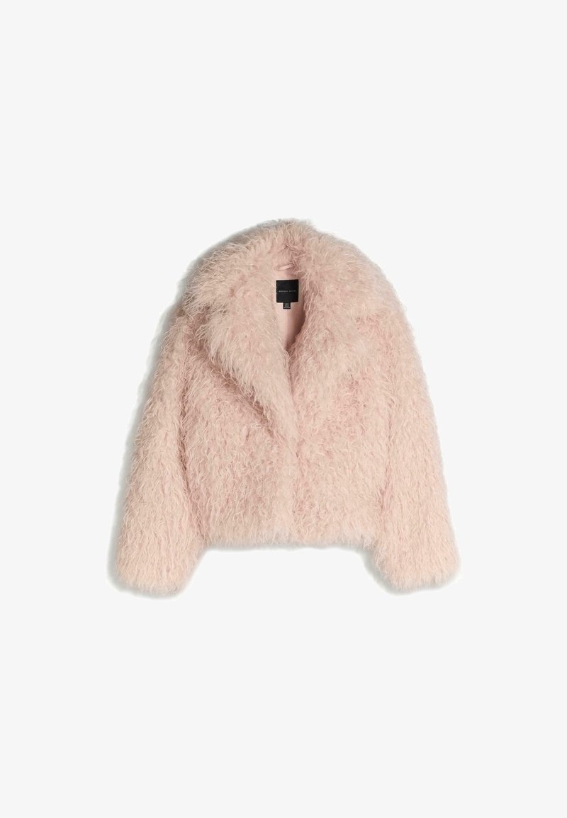 Umjetna krzna jakna u mekoj roza boji s fluffy teksturom, skraćeni dizajn, široki ovratnik i otvoreni prednji dio. Ima duge rukave i bez vidljivih zatvarača.