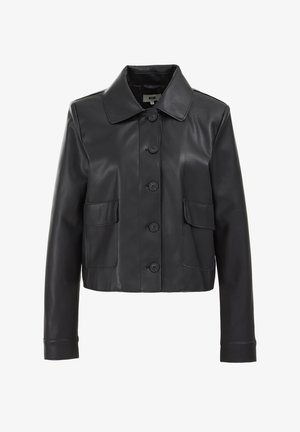 Crna kožna skraćena jakna sa širokim kragnom, prednjim dugmadi za zatvaranje i dva bočna džepa. Glatka tekstura i kroj koji prianja uz tijelo s dugim rukavima.