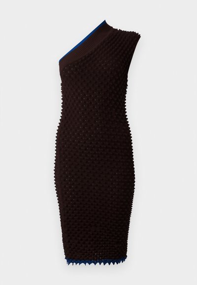 Rjava pletena obleka z teksturirano površino in zasnovo enega ramena. Ima modro rebrasto ovratnico in valovito detajlno rob.