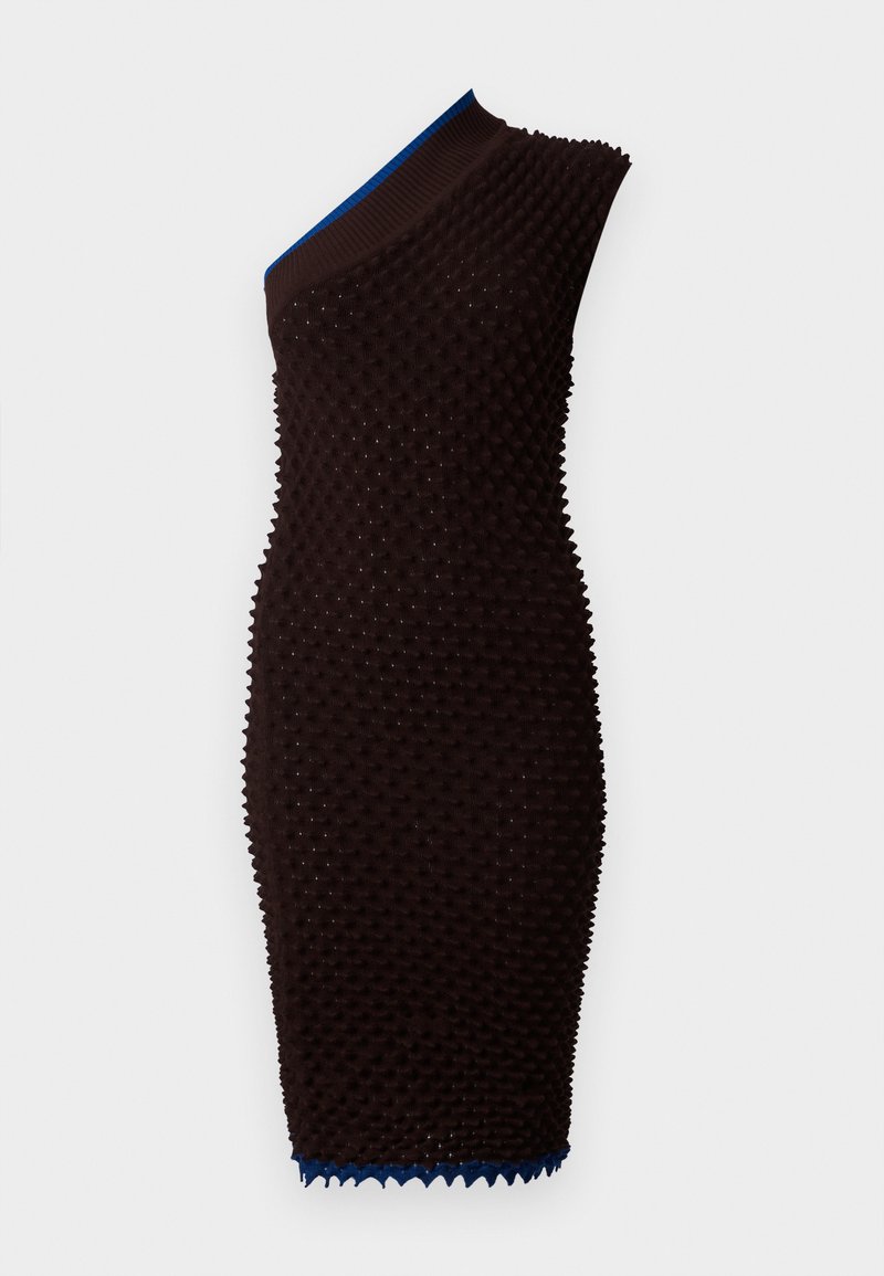 Brun strikket kjole med tekstureret overflade og design med én skulder. Har en blå ribbet halsudskæring og bølget detaljering i kanten.