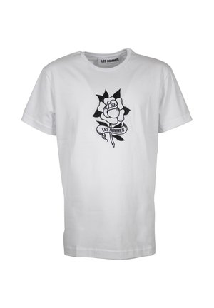 Witte t-shirt met korte mouwen, zwarte roosafbeelding en de tekst "LES HOMMES" op een banner over de steel van de bloem aan de voorkant in het midden.
