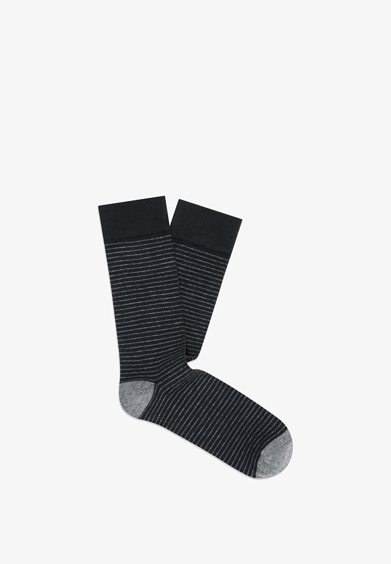 Czarne skarpety z cienkimi szarymi paskami, wzmocnioną piętą i palcem oraz prążkowanym ściągaczem. Miękka, gładka tekstura z klasycznym wzornictwem.