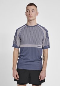 Blauw sportief shirt met korte mouwen, voorzien van verticale strepen, een effen ondergedeelte en een logo op de zoom. Gemaakt van ademende stof.