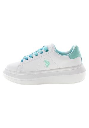 Sneaker bianca in pelle con suola spessa e testurizzata, lacci aqua e un'accortezza aqua sul tallone. Presenta un logo verde sul lato.