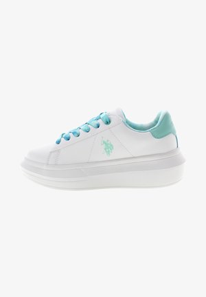 Sneaker bianca in pelle con suola spessa e testurizzata, lacci aqua e un'accortezza aqua sul tallone. Presenta un logo verde sul lato.