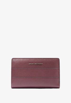 Portafoglio in pelle bordeaux con finitura texture, dotato di slot orizzontali per carte e un logo in rilievo argentato sul davanti.