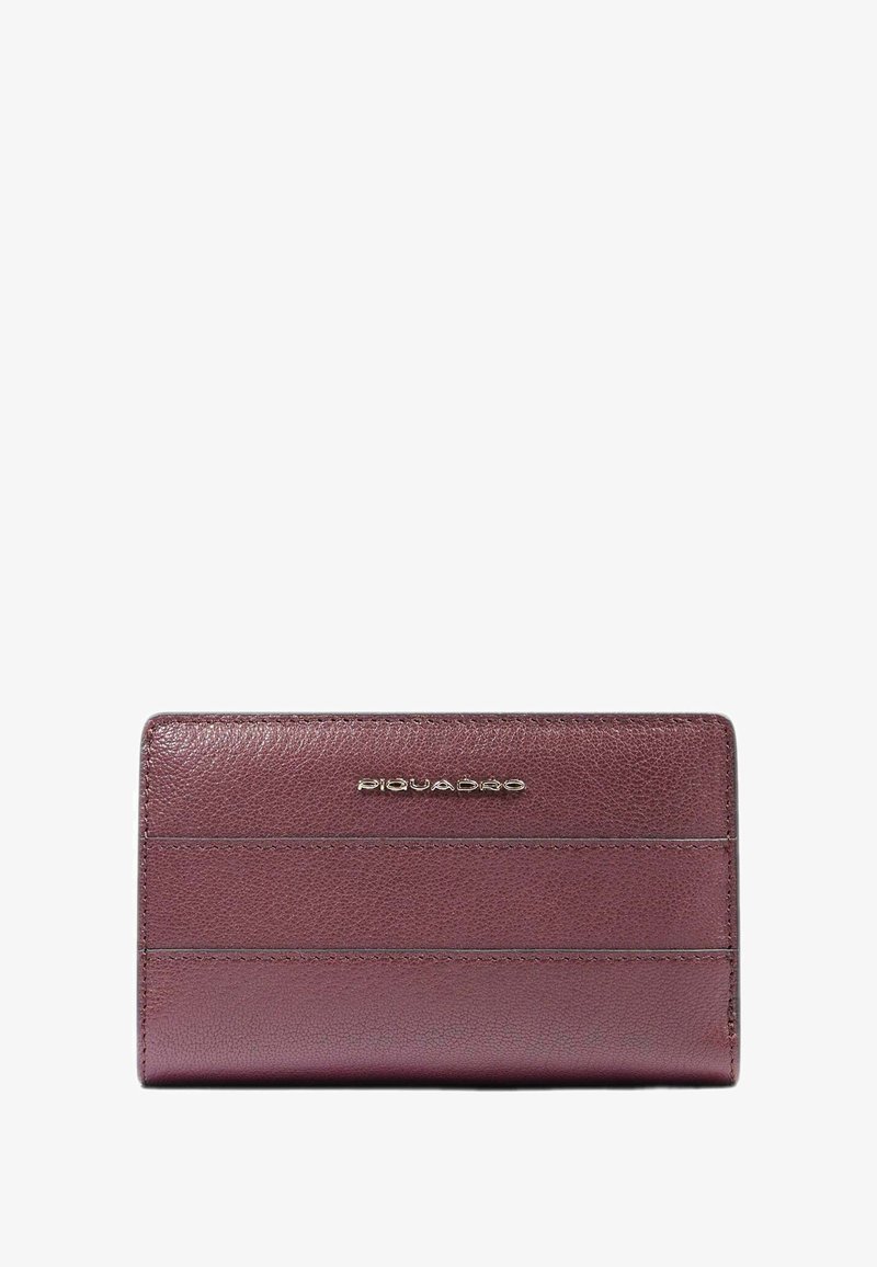 Bordeaux leren portemonnee met een gestructureerde afwerking, voorzien van horizontale kaartsleeves en een zilverdruklogo aan de voorkant.