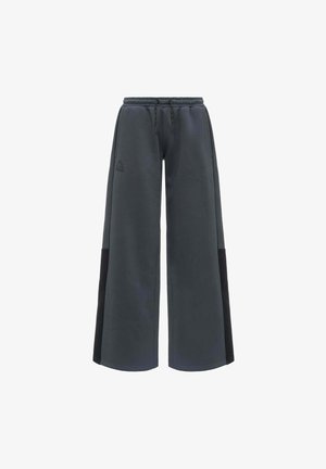 Pantaloni dalla gamba larga in grigio scuro con pannelli neri a contrasto, dotati di una cintura regolabile con cordino e logo ricamato sul davanti.