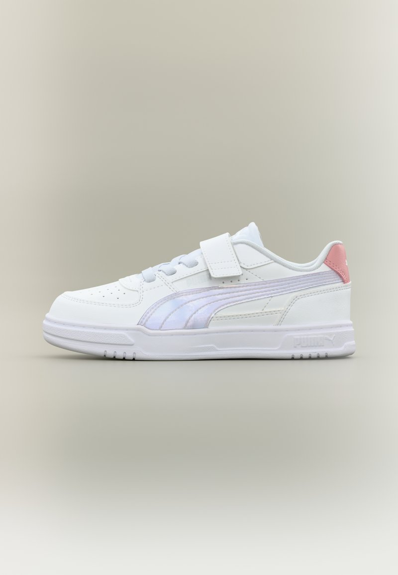 Λευκό χαμηλό sneaker με ιριδίζουσες ρίγες στο πλάι, κορδόνια και κλείσιμο με λουράκι, ροζ ταμπελάκι στη φτέρνα και σόλα με λογότυπο.