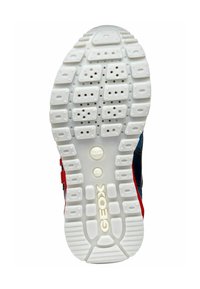 Suela de zapato de goma blanca con patrón texturizado, agarres circulares y rectangulares, que presenta un logo de Geox y agujeros de ventilación para transpirabilidad.