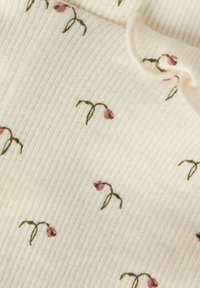 Kremowa tkanina o delikatnej prążkowanej strukturze z małymi, rozrzuconymi motywami różowych kwiatów z zielonymi łodygami i liśćmi.