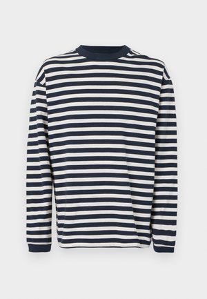 Πουκάμισο με μακριά μανίκια, με οριζόντιες ρίγες σε ναυτικό μπλε και λευκό, λαιμόκοψη τύπου crew και ριμπ μανσέτες πάνω σε λευκό απλό φόντο.