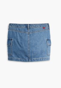 Gonna in denim di un blu chiaro con una texture leggermente consumata. Presenta una tasca a patta frontale e dettagli cuciti visibili. Vita regolabile.