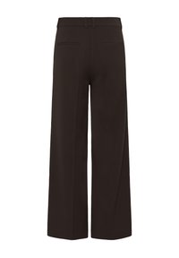 Pantalon large marron foncé avec poches passepoilées à l'arrière et passants pour ceinture, vu de dos sur fond blanc.